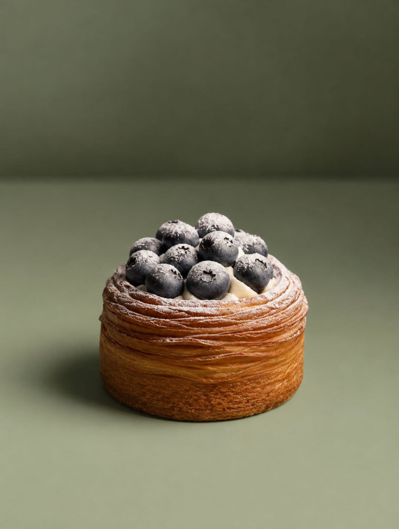 Blueberry pastry with vanilla cream